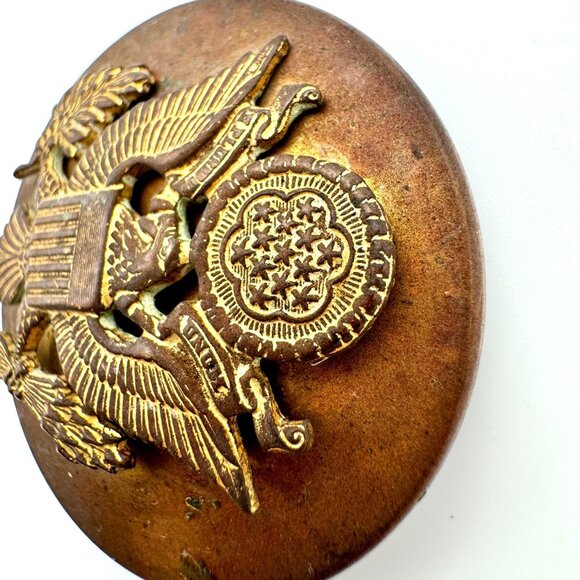WWII Era Vtg US Army Brass Eagle Button Hat Cap Badge Antique Military Insignia - Picture 6 of 7